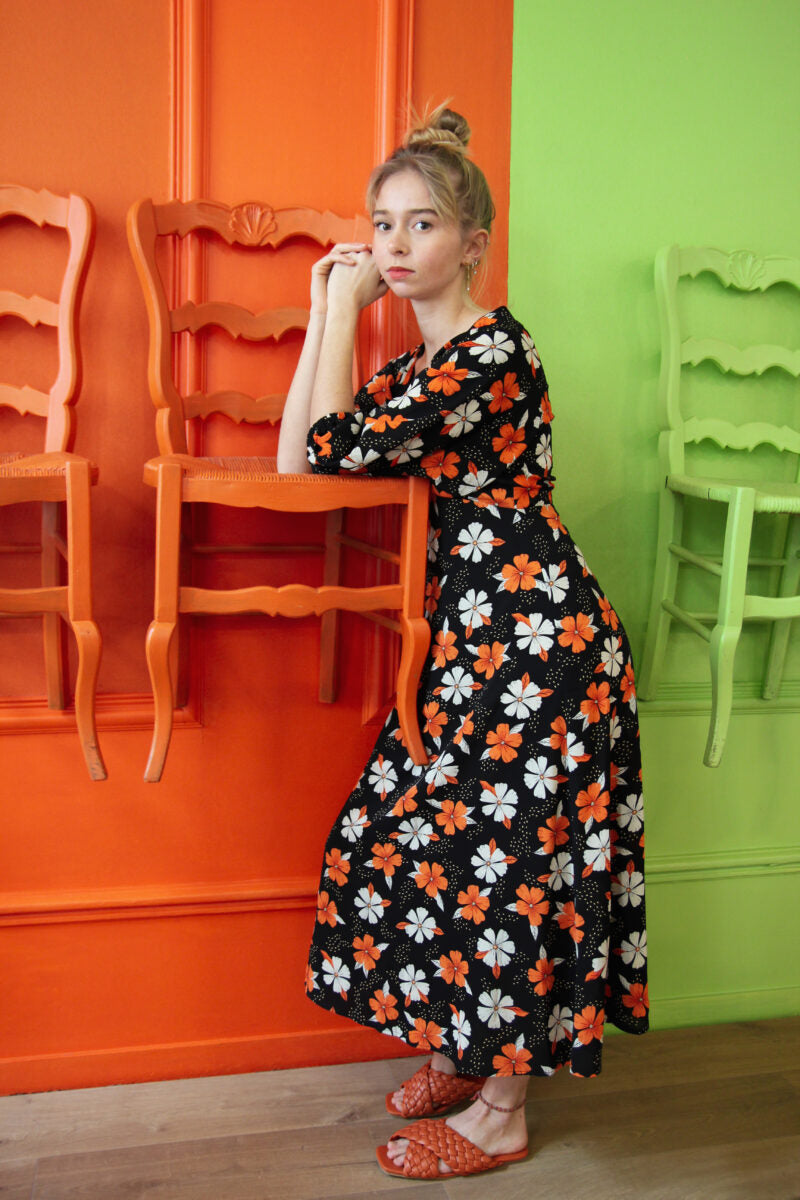 Robe longue noire avec fleurs blanches et oranges traffic people