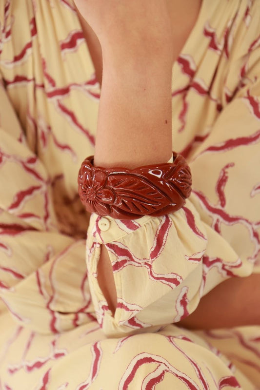 La manchette bordeaux by Marion Godart