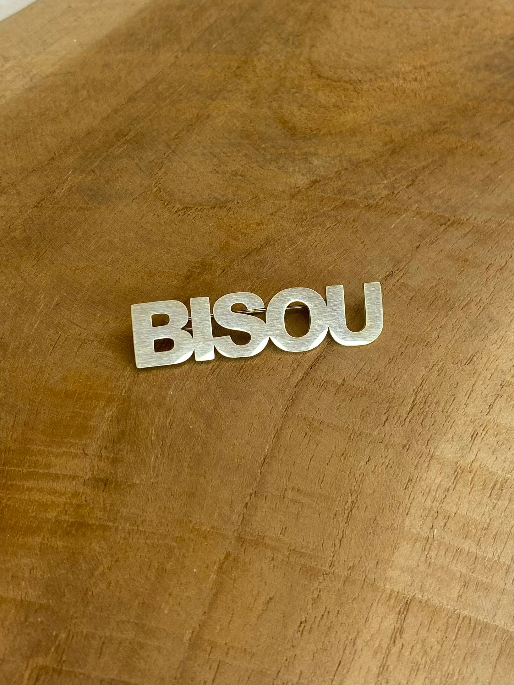 Broche bisou Mile Mila La P’tite Rebelle Amiens