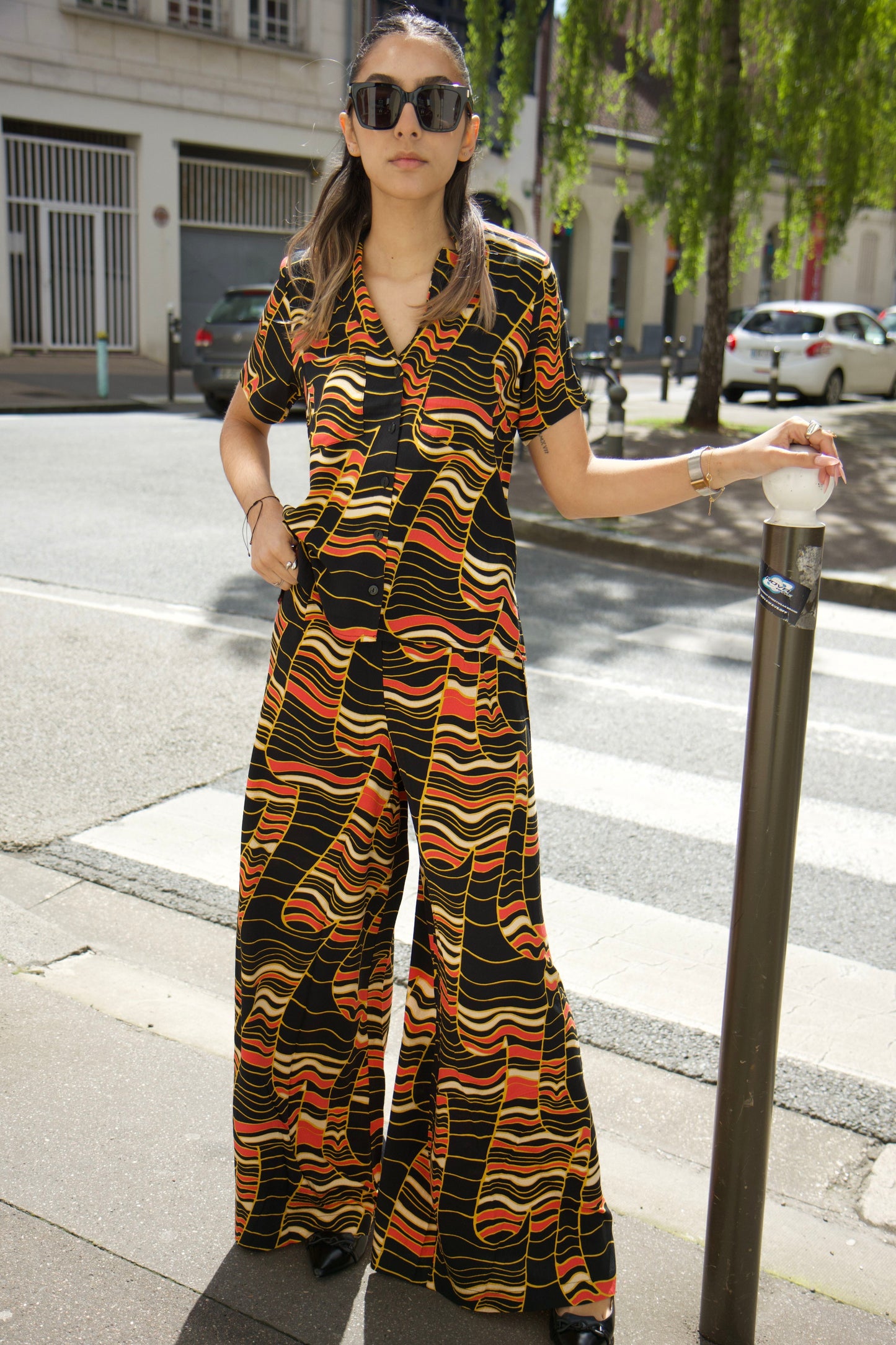 Pantalon noir à motifs orange et jaune King louie 