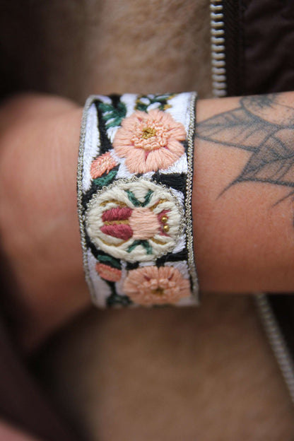 Bracelet brodé à fleur Nahua