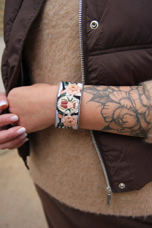 Bracelet brodé à fleur Nahua