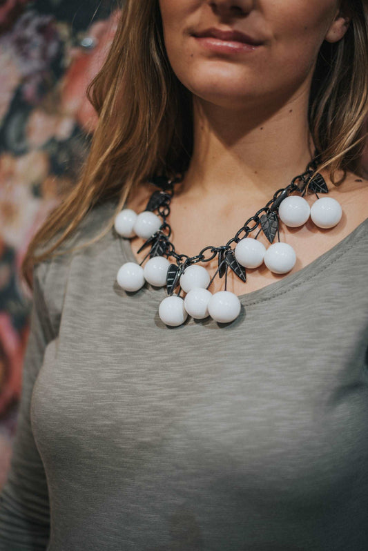 Collier Cerise sur le gateau Marion Godart